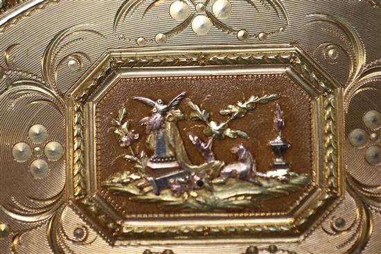 A late 18th century Swiss three colour gold oval snuff box, makers mark, incuse VM, Geneva, circa 1790, 7cm.